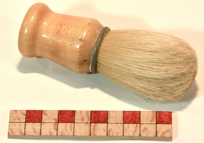 878265 Afbeelding van een scheerkwast, uit de objectencollectie van het Nederlands Volksbuurtmuseum (Waterstraat 27-29).